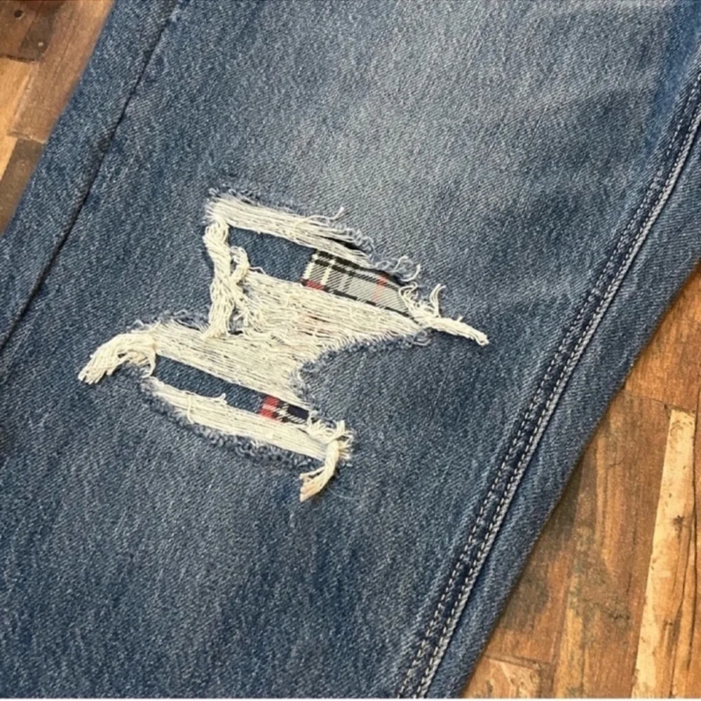 AMERICAN EAGLE NWT High Rise Distressed Plaid Patch Mom Jeans 8 - Picture 7 of 13